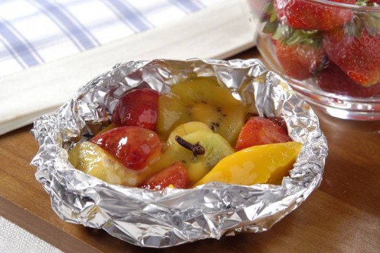 Papilotte de frutas no alujmínio