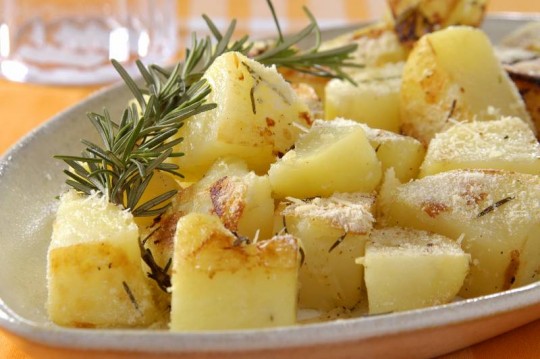 Batata assada com alecrim - Receita: Cinthya Maggi - Créditos da imagem: Lang Batata assada com alecrim - Receita: Cinthya Maggi - Créditos da imagem: Lang