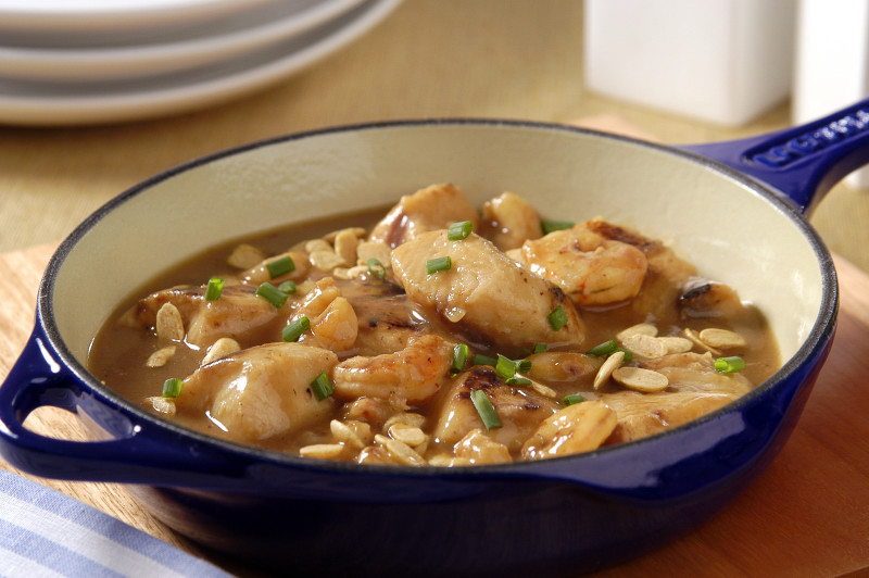 O atributo alt desta imagem está vazio. O nome do arquivo é Ensopado-tailandes-de-peixe-e-camarao.jpg