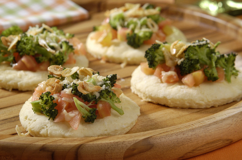Pizza de ricota com brócolis. Receita: Cinthya Maggi. Créditos da imagem: Lang