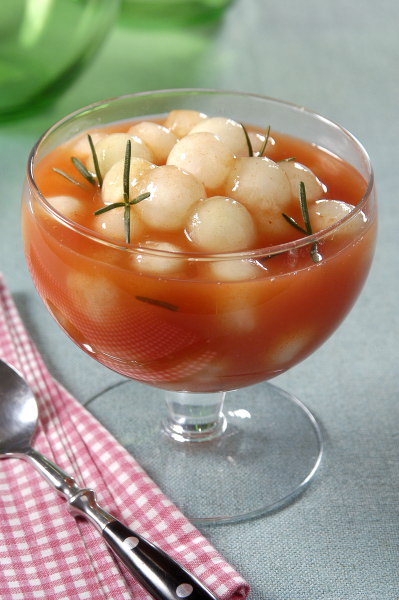 Bolinhas de melão com calda de acerola. Receita: Cinthya Maggi. Créditos da imagem: Lang Bolinhas de melão com calda de acerola. Receita: Cinthya Maggi. Créditos da imagem: Lang