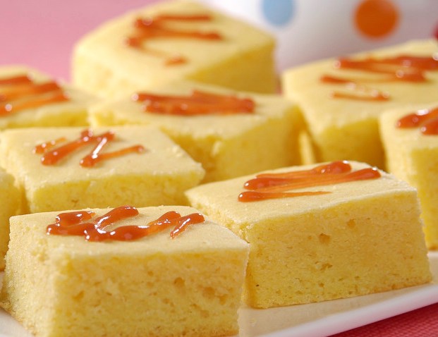 O atributo alt desta imagem está vazio. O nome do arquivo é Bolo-de-fuba-com-goiaba.jpg